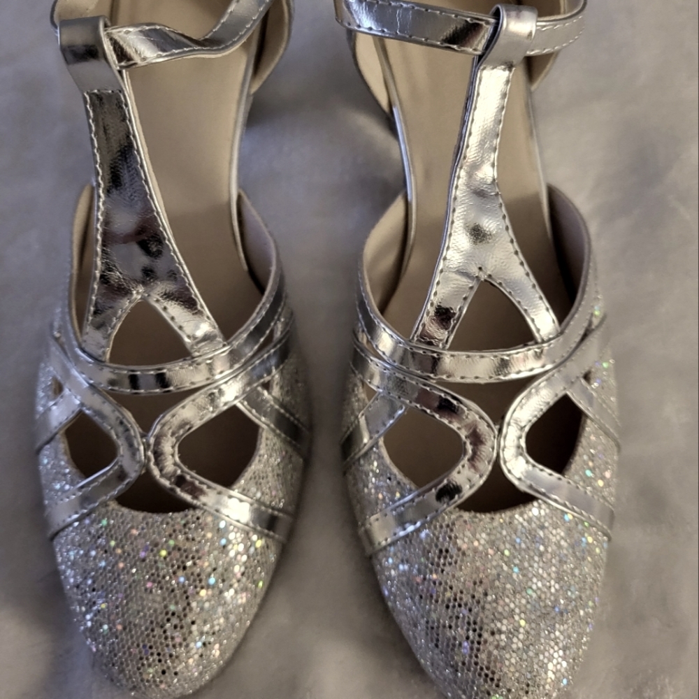 Metallic glitter silver size 7.5 dance Latin shag 2" heel shoes.